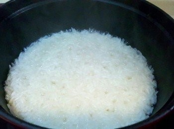 step3: 然後轉小火加蓋煮3分鐘， 飯呈半濕狀態