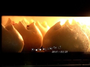 step6: 烤箱設定：

上火：       170度
下火：       170度
烤盤放置：    上層
時間：      15分鐘

麵包進入烤箱前先於表面噴上一點水
烘烤至表面均勻上色即可取出。

※ 每台烤箱的狀況皆不相同，請依自家烤箱的狀況做調整設定。