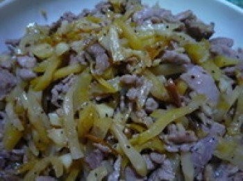 step2: 下一點油先把蒜頭爆香，在下炸菜炒出酸味，也把水份炒乾才有脆度，在下腰內肉下去翻炒，榨菜有的很鹹所以不用下鹽巴了，下一點糖翻炒一下讓肉吸收榨菜的鹹味跟甜，焦香後就可以起鍋備用。