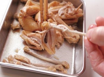 step9: 關火，取出雞翅，將雞翅去骨。 肉的部分放回鍋中。