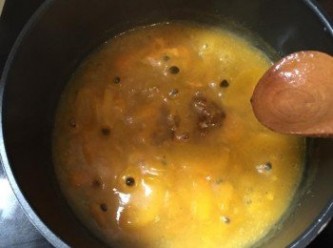 step3: 甜柿餡醬︰
甜柿起果肉，中高火熱鍋加入柿子果肉，冒氣泡後，加入油份、糖、鹽及橘子果醬拌煮。