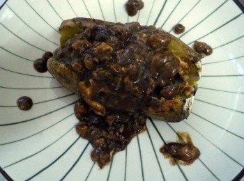 step5: 將烤好的地瓜中間剖開(勿斷) 放上一片起司片再加上適量咖哩碎肉後，灑上所有<span class="group_3">配料</span>即可~