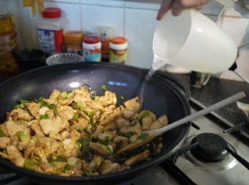 step4: 灑上蔥花，加點水，讓味道更加滲入。