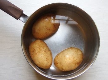 step3: 準備一鍋冷水,放入馬鈴薯煮至全熟。