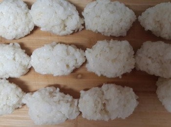 step1: 米飯煮好後拌入壽司米醋拌勻 待涼一點捏成一團一團的米糰備用 大小可依自己喜好