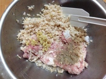 step1: 豬絞肉丶透抽、蝦仁剁成泥 蓮藕切細末，加入薑末、胡椒粉、香蒜粒、塩調味 拌勻摔打