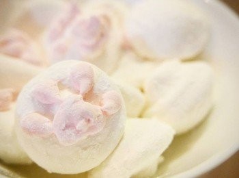 step13: 如要做貓掌圖案，最重要是控制打糖漿的程度，千萬不要打得太久，如打至糖漿太硬，拉起打蛋器時打出企身的尖端的話就是打得太過火了！
（但，如不做圖案，其實糖漿打得企身一點，成品會較鬆軟：Ｄ）
這是我前一次做，糖漿打蛋太過火的成品，好醜怪