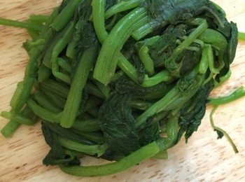 step1: 滾水灼熟青莧菜，瀝乾及渣乾水份，切碎備用，