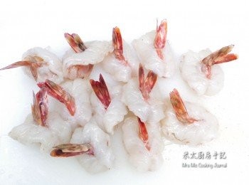 step3: 把蝦取出，已割開的一面向上，用小刀在蝦背中間割開一個約2cm的囗，把蝦尾一屈，穿過開囗令蝦尾向上，便成玉兔蝦。