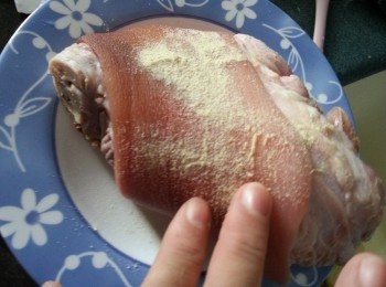 step2: 將豬手搽勻少許胡椒粉