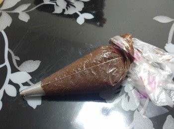 step13: 因做好後尚有朱古力醬留下， 我便入袋做唧花裝飾