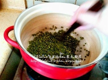step4: 綠豆放入煲內加入50ml水炒至水份收乾