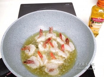 step5: 把油加熱，放下玉兔蝦，見蝦轉色即撈起。