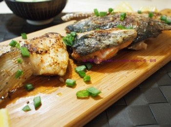 step3: 上碟後灑上七味粉或辣粉取代檸檬, 也可去魚腥味～