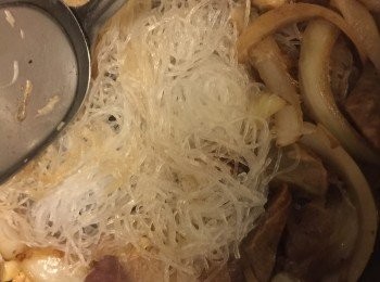 step3: 用中慢火炒至臘味出油，然後加入粉絲炒開。建議用筷子恊助，容易弄散。中大火炒至乾身後，然後加入蛋塊，輕輕鍋鏟切成小塊，然後拌炒入粉絲中。