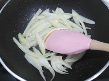 step5: 把切成絲的洋蔥加下去拌炒至透明~~