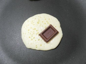 step6: 接著放上一小塊巧克力~~