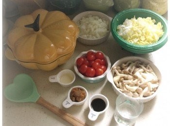 step1: 將娃娃菜切絲，洋蔥切粒，薑切幼末。車厘茄和本菇洗淨，待用。