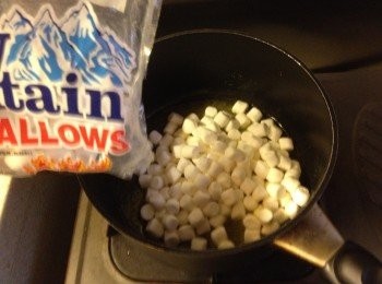 step2: 分2次加入棉花糖，慢慢攪溶，一定要用細火，否則會容易煮燶