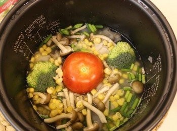 step3: 加入所有<span class="group_1">食材</span>和牛油同煮。