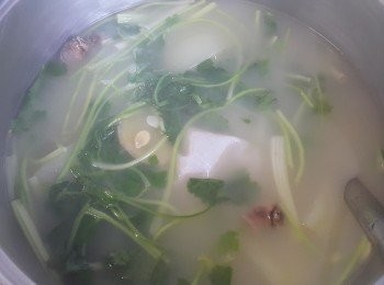 step7: 芫茜紅衫滾魚翅瓜

材料：

魚仔 860克
薑 4片
鹽少許
雞粉 1茶匙
胡椒粉 少許
魚翅瓜 1050克
芫茜 100克
唐芹 少許

做法 :

將芫茜 , 唐芹清洗備用 , 紅衫魚清洗後隔乾水備用, 魚翅瓜去皮後切件, 用薑片 , 油起鑊 , 將紅衫魚放入 , 加入胡椒粉 , 少少鹽煎香, 煎至沒有水份後稍為放涼 , 再放入魚袋 , 用約 3 至 4 湯碗水 , 放入已煎香紅衫魚及魚翅瓜 , 薑片 , 大火滾起轉中火煲 1 小時 , 再放入芫茜 , 芹菜 , 滾多 30 分鐘 , 少少胡椒粉 ,