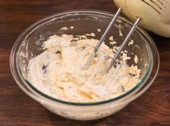 step3: 曲奇底做法：把牛油以電動打蛋器打散，加入黃糖以低速打勻後調至高速多打約 5 分鐘至鬆發狀態。