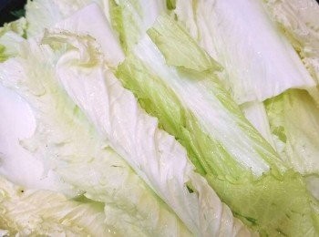 step2: 盛起雞，加入黃芽白，差不多熟時，放回雲吞及雞。現在加入金華火腿絲。