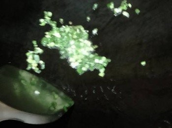 step6: 鑊洗淨燒熱，加入油煮熱，倒入蔥花爆香，再盛起蔥花