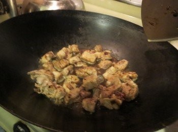 step3: 在鍋中，燒熱少許油，不用太多，因為肉排會出油的。下蒜蓉豆豉醬爆香，加肉排爆透，表面轉白色。加水及冰糖，煮滾後加蓋，用中慢火煮約 60分鐘，直至肉排完全軟身，水份收乾為止。即成。