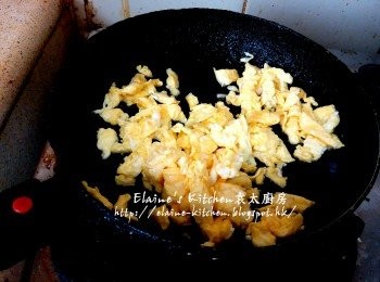 step10: 期間將雞蛋打成蛋液 , 放入鑊中用筷子快手拌勻 , 用中火炒成蛋粒備用