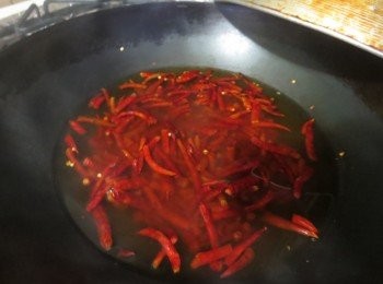 step1: 用剪刀把辣椒干的蒂去掉，剪成2-3段，用热水煮滚，然后泡在热水里5分钟，取出去种籽。