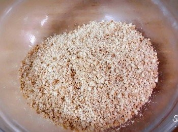 step3: 把已打碎的餅乾倒到容器中