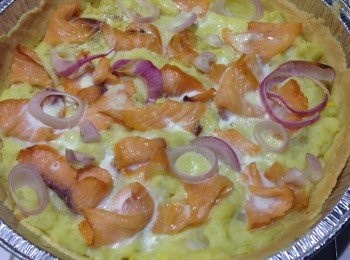 step1: 先將牛油撻皮（牛油1份+低筋粉2份+雞蛋黃1隻+糖1份）搓在錫紙盤上並用义一些小孔以便焗的時候不會鞏起或裂開（也可直接買現成已焗好的橽底）