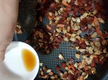 step5: 再讚上1湯匙紹興酒炒勻後待用