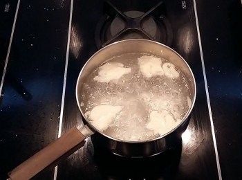 step7: 煮一小鍋熱水,分塊投入滾水中煮至麵糰浮起,做為粿粹。