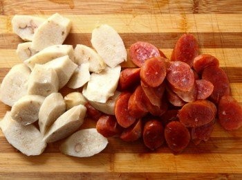 step3: 接著將黑橋牌香腸、米腸切片。黑橋牌米腸的特色是糯米軟嫩、花生很大顆，完整的真空包裝讓人多一份安心。因為米腸很厚工，一般超市不好找，如果覺得菜市場米腸不放心的話，不妨到黑橋牌門市購買！