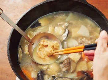 step6: 經過15分鐘後掀開鍋蓋。湯料若變得軟嫩即可熄火，溶入味噌。