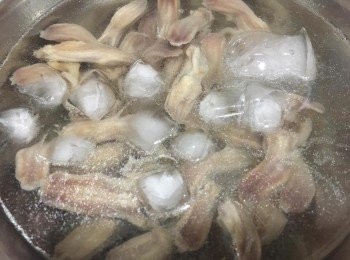 step3: 跟住將鴨舌放落冰水內浸約15分鐘