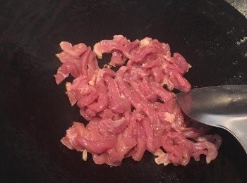 step3: 燒熱鑊，加入油，加入肉絲炒至7-8成熟，加入雪菜略炒一分鐘，加入水及糖煮2-3分鐘至豬肉熟透