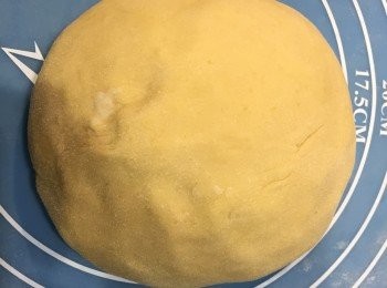 step1: 先將所有材料放進麵包機以製作麵糰，大概用一個小時，然後取出。