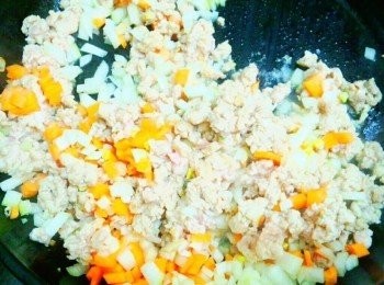 step2: 在鍋裡先放兩匙沙拉油後,再將洋蔥和紅蘿蔔拌炒到洋蔥略成焦糖色後再將絞肉和竹筍也一起拌炒到雞肉完全熟透