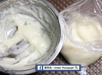 step4: 取出後先用筷子/叉子攪拌一會，在拌的過程中會變光滑Q彈，之後放入抹油的耐熱袋中。