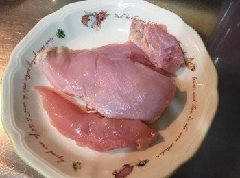 step2: <a href="https://bit.ly/3EZL8dD" target="_blank" data-keyword="雞胸" class="guide-link"><strong>雞胸</strong></a> <span style="display:inline-block;vertical-align:middle;margin-top:-3px;color:initial;border-radius:3px;padding:2px 3px;font-size:12px;line-height:14px;background:#87d300;color:#fff;">即買</span> 洗淨用紙巾吸巾水份, 放置在盤子裡