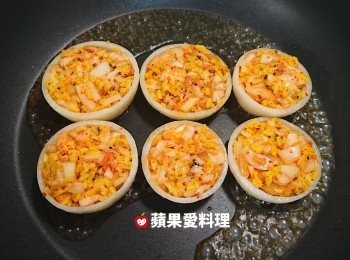 step8: 從鍋邊淋入1/2碗水，蓋鍋蓋蒸煮。