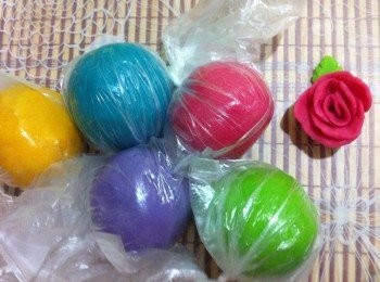 step7: 玩畢！！利用塑膠袋把麵粉粘土包起來，下次還可以再用哦~