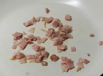 step8: 另取一片博客培根，切成丁後入鍋內煎熟