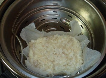 step5: 步驟倒入不沾紙上成高度5公分方型.快鍋隔水蒸加壓10分鐘熄火待洩壓.