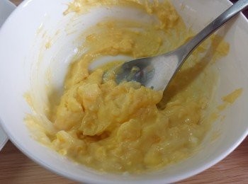 step4: 將一隻蛋黃拿出，加入所有「<span class="group_2">醬料</span>」拌勻。