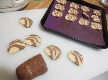 step9: 冻硬后用刀切成片，排入烤盘。160度，15分钟。关火后焖10分钟取出放凉~