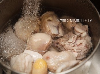 step2: 將雞肉汆燙過後洗淨備用。